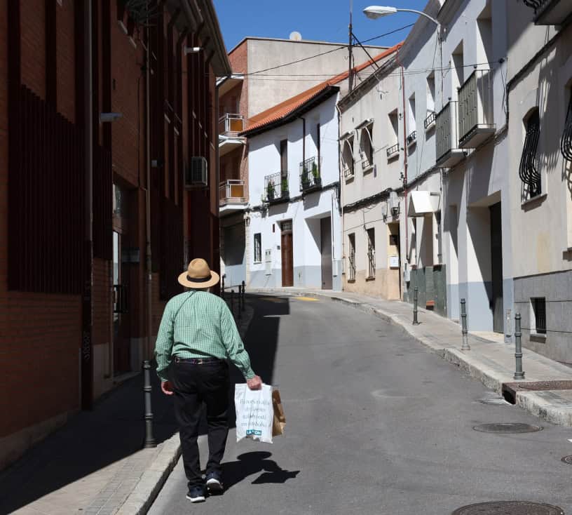 Hombre andando en una calle