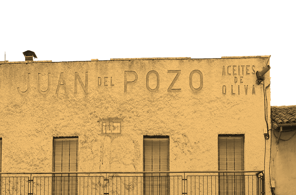 Edificio con letras en su fachada