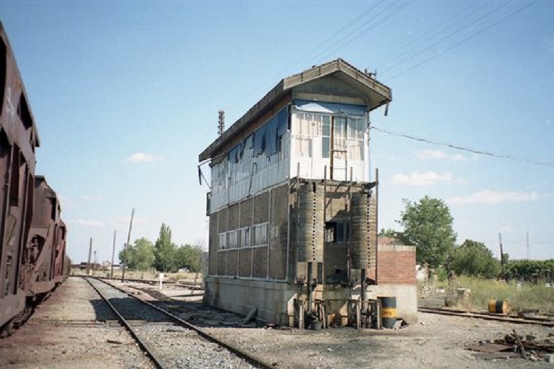 Antigua cabina de control pabellon enclavamiento hidraulico caseta estacion de Algodor Aranjuez